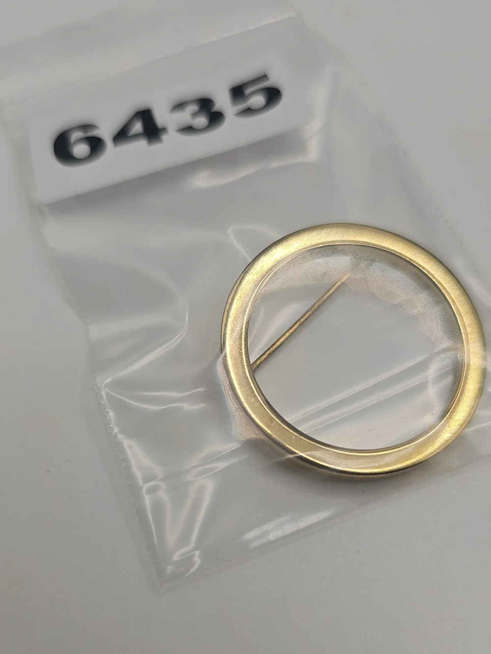 Trifari Circle Brooch Womens Size OS Gold Tone Vintage Minimalist Wreath Pin